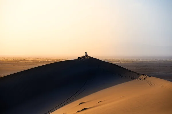 Calme l'arrière-pays dans le désert de sable et de sel d'Iran. Grand paysage — Photo