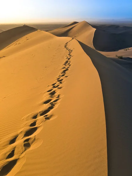 在伊朗的盐和沙沙漠中冷静下来。伟大的土地帽 — 图库照片