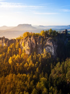Almanya 'nın Elbe Kum Taşı Dağları' ndaki Elbe Nehri üzerindeki Bastei köprüsünde gün doğumu. Avrupa 'nın en görkemli yürüyüş bölgelerinden biri. Sakson İsviçre 'nin tuhaf, ilkel manzarası ziyaretçileri şaşırtıyor..