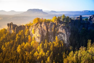 Almanya 'nın Elbe Kum Taşı Dağları' ndaki Elbe Nehri üzerindeki Bastei köprüsünde gün doğumu. Avrupa 'nın en görkemli yürüyüş bölgelerinden biri. Sakson İsviçre 'nin tuhaf, ilkel manzarası ziyaretçileri şaşırtıyor..