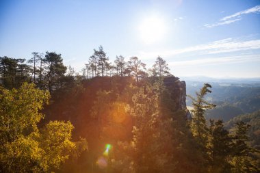 Almanya 'nın Elbe Kum Taşı Dağları' ndaki Elbe Nehri üzerindeki Bastei köprüsünde gün doğumu. Avrupa 'nın en görkemli yürüyüş bölgelerinden biri. Sakson İsviçre 'nin tuhaf, ilkel manzarası ziyaretçileri şaşırtıyor..