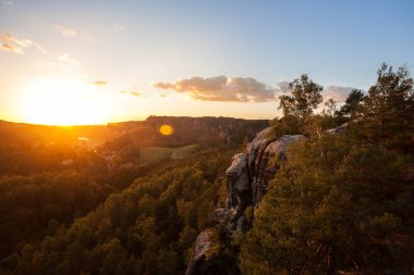 Sabah Elbe Kum Taşı Dağları 'nda harika bir atmosfer var. Güneş doğuyor ve ışık geliyor. Orman ve mointain ile harika bir manzara. Sıcak hava balonu uçuyor.