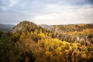 Sabah Elbe Kum Taşı Dağları 'nda harika bir atmosfer var. Güneş doğuyor ve ışık geliyor. Orman ve mointain ile harika bir manzara. Sıcak hava balonu uçuyor.