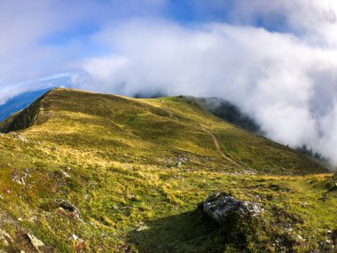 Bulut pornosu. Carinthia Doğu Alpleri 'ndeki Mirnock Dağı zirvesinde harika bir yaz ve sonbahar havası var..