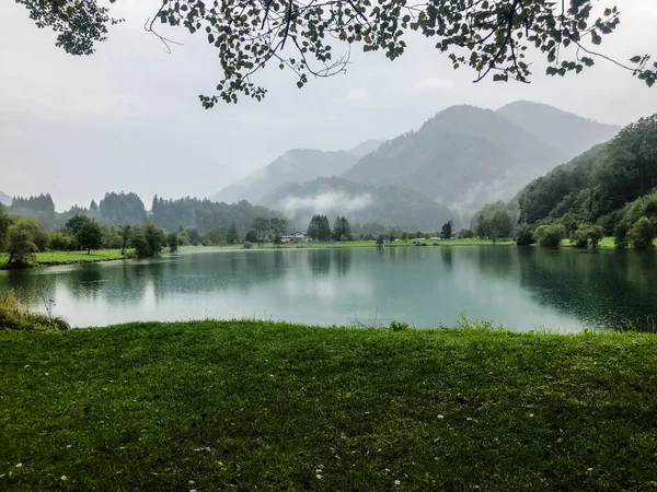 Sis. Avusturya 'nın kuzeyindeki Spital am Pyhrn' de Elisabethsee 'de yaz ve sonbahar havası harika..