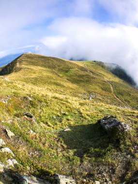 Bulut pornosu. Carinthia Doğu Alpleri 'ndeki Mirnock Dağı zirvesinde harika bir yaz ve sonbahar havası var..