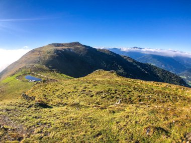 Bulut pornosu. Carinthia Doğu Alpleri 'ndeki Mirnock Dağı zirvesinde harika bir yaz ve sonbahar havası var..