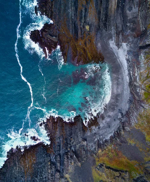 ロシアの北の極地、Rybachiy 半島、バレンツ海北極海を見下ろす海岸のドローン ビュー — ストック写真