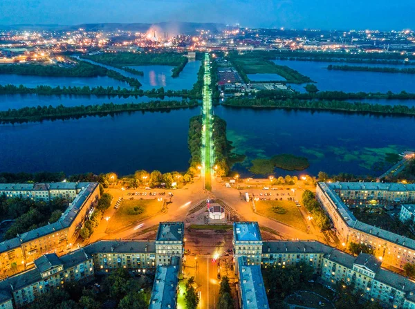 Luftaufnahme der Nacht magnitogorsk, russische Industriestadt — Stockfoto