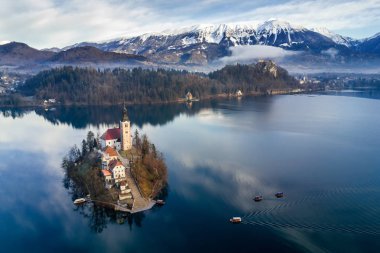 Hava atış varsayım Kilisesi'nin tekne yelken Bled kıyı Adası'na Lake Bled, Slovenya