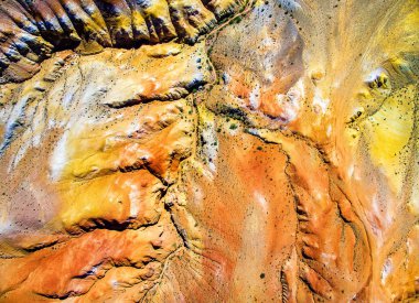 Mars yüzeyini andıran dokulu sarı dağların havadan çekilmiş fotoğrafı