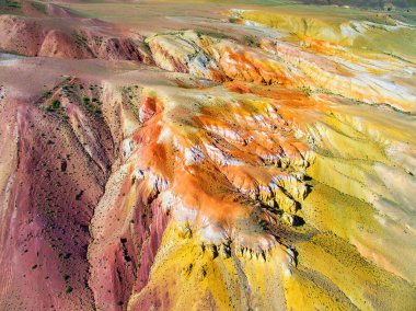 Mars yüzeyini andıran dokulu sarı dağların havadan çekilmiş fotoğrafı