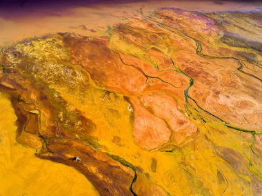 Yüzeye akan zehirli atıklar tarafından kirlilik havadan çekim ve ormanlar ve göller yok