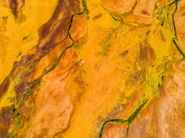 Yüzeye akan zehirli atıklar tarafından kirlilik havadan çekim ve ormanlar ve göller yok