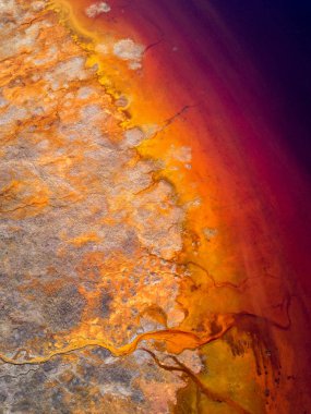 Yüzeye akan zehirli atıklar tarafından kirlilik havadan çekim ve ormanlar ve göller yok