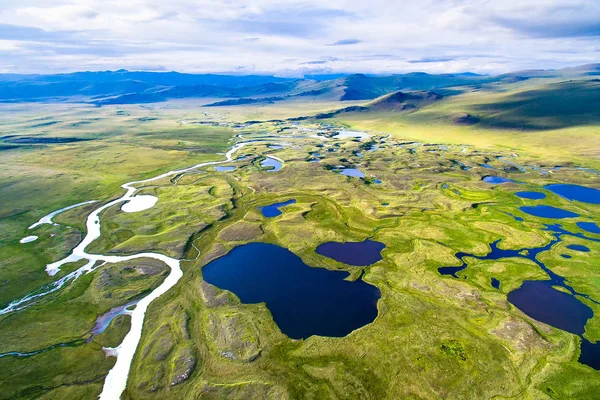 Arka planda dağlar ile yeşil çayırlar arasında güzel Rus nehri havadan çekim