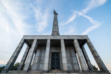 Bratislava, Slovakya - Eylül, 2015: Bratislava'daki Slavin tepesinde Sovyet askerlerinin toplu mezarı ve anıtı