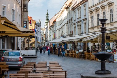 Bratislava, Slovakya - Eylül, 2015: Güneşli baharda eski şehrin sokakları