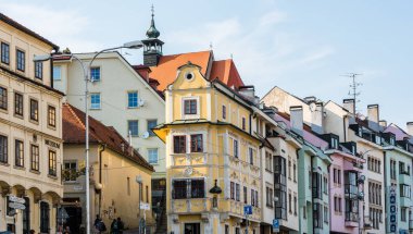 Bratislava, Slovakya - Eylül, 2015: Güneşli baharda eski şehrin sokakları