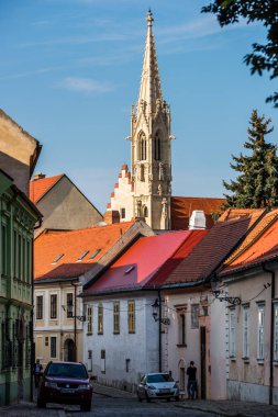 Bratislava, Slovakya - Eylül, 2015: Güneşli baharda eski şehrin sokakları