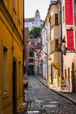Bratislava, Slovakya - Eylül, 2015: Güneşli baharda eski şehrin sokakları