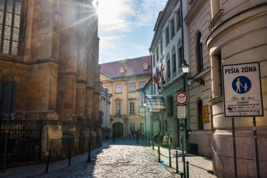 Bratislava, Slovakya - Eylül, 2015: Güneşli baharda eski şehrin sokakları