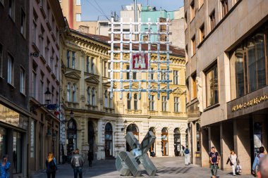 Bratislava, Slovakya - Eylül, 2015: Güneşli baharda eski şehrin sokakları