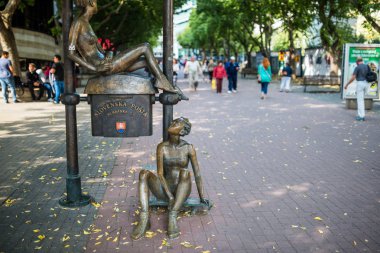 Bratislava, Slovakya - Eylül, 2015: Bratislava ana caddesinde postacı anıtı