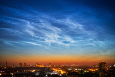 Yaz gecesi Yekaterinburg şehir merkezinde noctilucent bulutlar