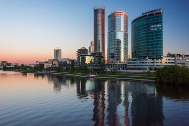 Yekaterinburg, Rusya - Mayıs 2017: Yekaterinburg şehir merkezinin yaz akşamı havadan çekimi
