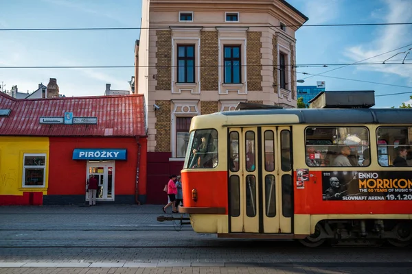 Bratislava, Slovakiet - September, 2015: Gader i den gamle bydel ved forårssolskinsdag - Stock-foto