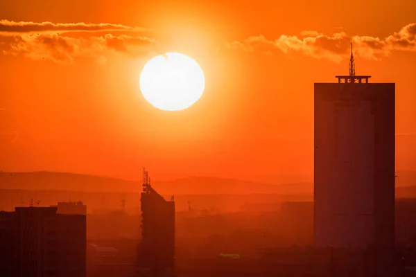 Екатеринбург, Россия - Июль, 2018: Телефотообъектив с панорамным снимком мегаполиса с видом на городской пейзаж на закате летом — стоковое фото