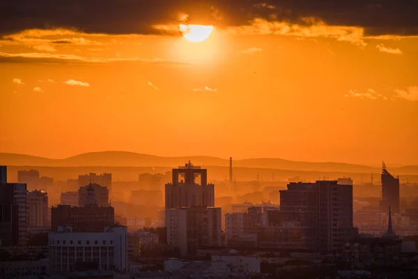 Екатеринбург, Россия - Июль, 2018: Телефотообъектив с панорамным снимком мегаполиса с видом на городской пейзаж на закате летом — стоковое фото