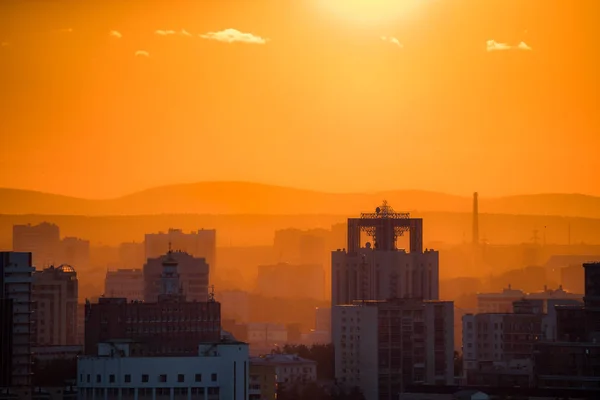 Ekaterinburg, Rusia - Jule, 2018: Fotografía panorámica del teleobjetivo de megalópolis con vista al paisaje urbano durante la puesta de sol en la noche de verano — Foto de Stock