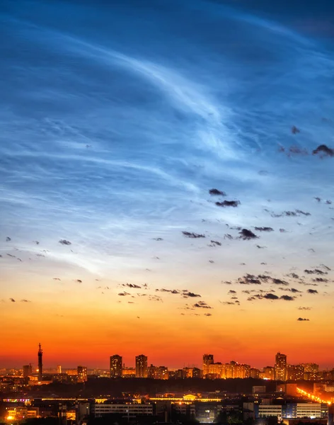 Вертикальный снимок ночного облака над центром Екатеринбурга в летнюю ночь — стоковое фото