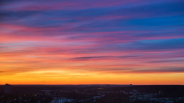 Beau coucher de soleil dans le centre-ville d'Ekaterinbourg le soir d'été — Photo