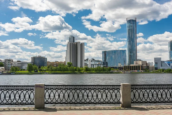 Ekaterimburgo Rusia Mayo 2017 Vista Del Centro Ekaterimburgo Desde Río — Foto de Stock