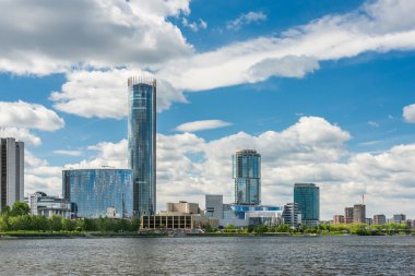 Yekaterinburg, Rusya - Mayıs 2017: Güneşli bir günde Iset nehrinden Yekaterinburg şehir merkezi