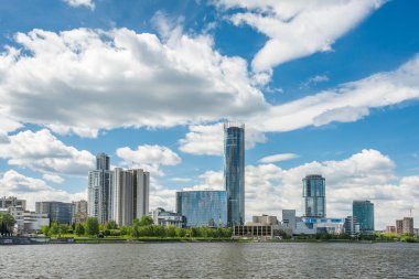 Yekaterinburg, Rusya - Mayıs 2017: Güneşli bir günde Iset nehrinden Yekaterinburg şehir merkezi