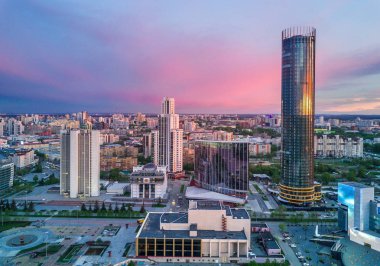 Yekaterinburg, Rusya - Mayıs 2017: Güneşli yaz akşamında Yekaterinburg şehir merkezinin havadan çekimi