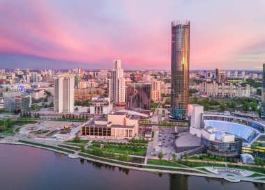 Yekaterinburg, Rusya - Mayıs 2017: Güneşli yaz akşamında Yekaterinburg şehir merkezinin havadan çekimi