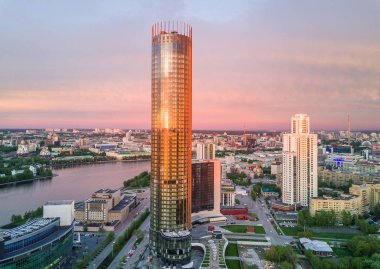 Yekaterinburg, Rusya - Mayıs 2017: Güneşli yaz akşamında Yekaterinburg şehir merkezinin havadan çekimi