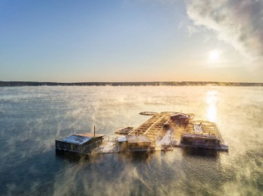 Yekaterinburg, Rusya - Mart 2018: Rusya 'da kaynayan gölde yüzen balık çiftliğinin havadan çekimi
