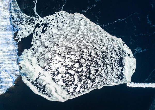 Vue aérienne des modèles de glace sur un lac russe gelé — Photo