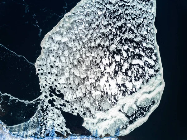 冰冻的俄罗斯湖上的冰图案的鸟瞰照片 — 图库照片
