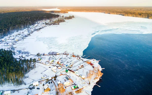 冬季俄罗斯渔民村庄在蒸湖的空中拍摄 — 图库照片