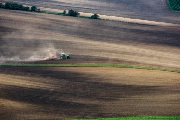Traktor wśród wzgórz południowych Moraw, Republika Czeska — Zdjęcie stockowe