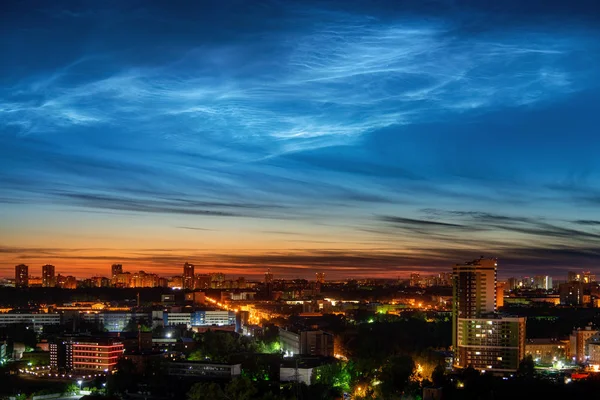 Ночные облака над центром Екатеринбурга в летнюю ночь — стоковое фото