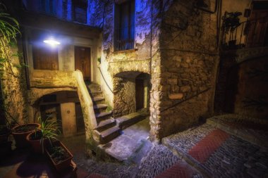 Dolceacqua eski kentinde yeraltı sokak ve rahat countryard, Imperia eyaleti, Liguria bölgesi, İtalya