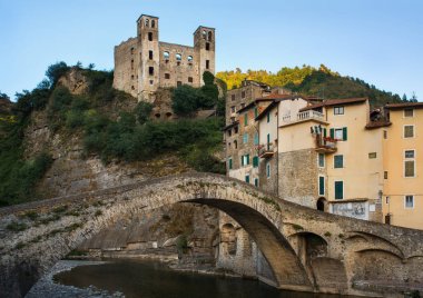 Dolceacqua kalesi ve Dolceacqua eski şehir köprü görünümü, Imperia eyaleti, Liguria bölgesi, İtalya